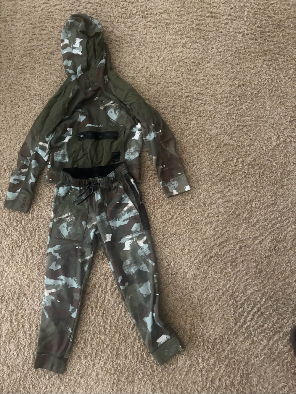 Boys 2pc sweatsuit, size 8